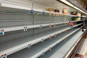 Các ông lớn bán lẻ Walmart, Target phải 'cầu cứu' Tổng thống Trump trước áp lực nhiều kệ hàng sẽ trống rỗng trong mùa hè này