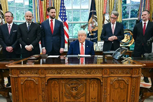 Ông Trump ký thoả thuận thương mại song phương đầu tiên, báo hiệu điều gì?