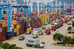 Chặn cửa trước, lọt cửa sau: Xuất khẩu sang Mỹ giảm 21% nhưng Trung Quốc vẫn ‘ăn nên làm ra’ nhờ phần còn lại của thế giới