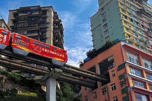 Ấn tượng tàu điện đi xuyên qua tòa nhà 19 tầng: Công nghệ hiện đại đảm bảo không tiếng ồn, 20 năm qua vẫn bền bỉ vận hành