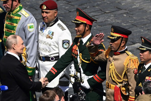 Nam quân nhân Việt gây ‘bão’ MXH với khoảnh khắc bắt tay Tổng thống Nga Putin: Là Khối trưởng điển trai, hiện đang công tác tại Trường Lục quân 1