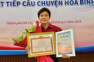 Nam nhạc sĩ sáng tác ca khúc 3 tỷ views được hát trong Lễ diễu binh, diễu hành 30/4 nhận giấy khen, hứa làm điều đặc biệt