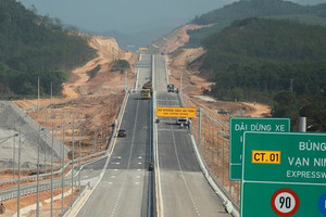 Chỉ 1 tháng nữa, tỉnh hẹp nhất Việt Nam sẽ thông xe 2 tuyến cao tốc chiến lược
