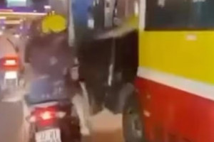 Điều tra clip sốc: Tài xế xe buýt mở cửa đập vào gia đình đi xe máy giữa ngã tư TP Vinh