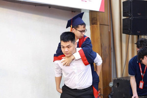 Nam sinh tái hiện ‘10 năm cõng bạn’ tại lễ tốt nghiệp Bách khoa, từng vinh dự nhận giải thưởng ‘Thanh niên sống đẹp’, nay là sinh viên năm 5 Y Thái Bình