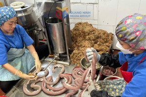 Đột kích cơ sở chế biến lòng dồi không nguồn gốc tại Hạ Long