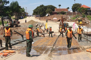 Nước sông Hồng dâng cao, tạm thời cắt cầu phao Phong Châu