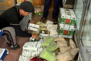 Hàng trăm gói cùi bưởi, trà thái, cơm sầu riêng... bị tiêu hủy vì không rõ nguồn gốc