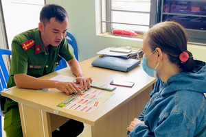 Chị T. đến tiệm vàng để nhận hàng của 'quân nhân Mỹ', chủ tiệm lập tức báo công an, được đề nghị khen thưởng