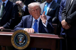 Giảm thuế với Trung Quốc, ép Ukraine nhượng bộ, nhận ‘quà’ từ Qatar: Ông Trump đang tính nước cờ gì?