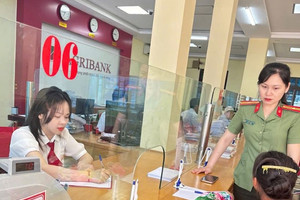 Chị T. đến ngân hàng 5 lần để 'nhận quà của Điện Máy Xanh, TGDĐ', nhân viên ngăn chặn, lập tức báo công an