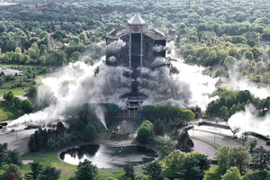 Huy động cảnh sát, kích nổ đánh sập khách sạn 22 tầng trong vòng 15 giây, giao thông bị ngăn chặn