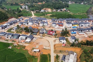Chiêm ngưỡng làng tái định cư đẹp như khu nhà ở liền kề giữa núi đồi