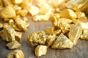 Suốt nhiều năm âm thầm thu gom răng người chết, ông lão nấu được thỏi vàng 1.800 USD