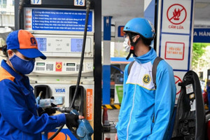 Giá xăng dầu đồng loạt tăng trở lại, RON 95 lên hơn 19.500 đồng/lít