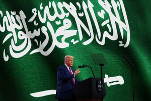 'Huy động' 1.800 tỷ USD trong 48 giờ: Ông Trump mơ về một nước Mỹ không tòa án, không báo chí, chỉ có tỷ đô và quyền lực tuyệt đối?