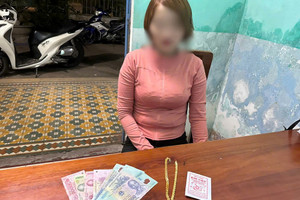 Bà N. đến tiệm vàng 'xem lắc, nhẫn', chủ tiệm lập tức báo công an, bị bắt sau 3 tiếng