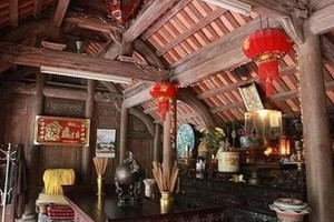 Ngôi nhà cổ dựng hoàn toàn từ gỗ quý như 'vàng ròng lộ thiên' toả hương thơm ngát khiến ai nấy đều sửng sốt
