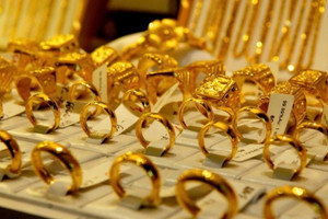 Giá vàng lùi từ 'bục vinh quang' về thế phòng thủ