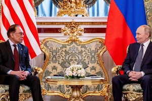 Tổng thống Putin gây 'sốt' vì màn đố vui cùng Thủ tướng Malaysia