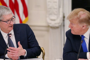 Chỉ một câu nói, ông Trump lại khiến cái tên Tim Cook 'nóng' trở lại