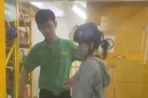 Cho thôi việc hiệu trưởng lấy cắp 1 hộp xí muội, 1 hộp hạt dẻ ở cửa hàng bách hóa