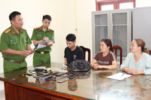 Bắt nhóm đối tượng ‘móc túi’ khi chiêm bái Xá lợi Đức Phật: Thu giữ 19 điện thoại di động, 15 triệu đồng cùng nhiều tài sản có giá trị