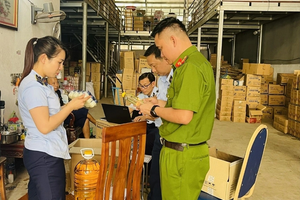 Phát hiện và buộc tiêu hủy hàng trăm chai dầu gội TRESEMME giả