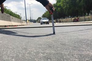 Cầu ở TP. HCM chưa thông xe chính thức đã xuất hiện sụt lún, lộ vết nứt