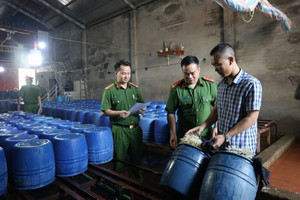 Mỗi ngày sản xuất 500kg giá đỗ ngâm chất cấm, một cá nhân bị Công an khởi tố