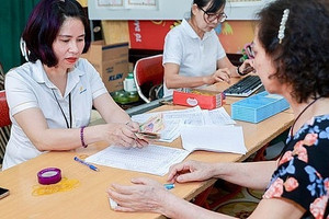 Đủ 28 năm đóng BHXH, nữ sinh năm 1978 có được nghỉ hưu sớm? Bộ Nội vụ trả lời rõ