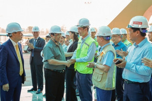 Thăm siêu dự án Top 10 thế giới của Vingroup (VIC), Thủ tướng đề cập đến việc tổ chức 'show diễn lớn'