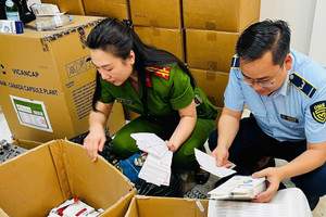 Cảnh sát công bố hình ảnh thực phẩm chức năng giả của vợ chồng dược sĩ Hà Nội