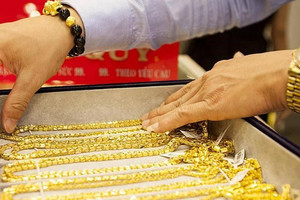 Bà Vương đến tiệm vàng mua 1kg vàng, chủ tiệm không bán rồi lập tức báo cảnh sát, được trao bằng khen