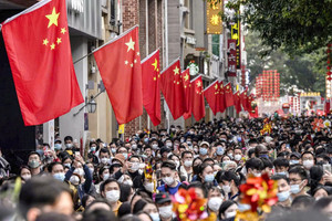 Sản xuất tăng trưởng ‘ngoạn mục’ nhưng tiêu dùng hụt hơi: Chuyện gì đang xảy ra với Trung Quốc?