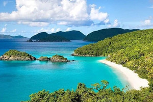 Hòn đảo được ví như ‘viên ngọc thô’ của biển miền Bắc đang vào mùa đẹp nhất trong năm, cách đất liền chỉ 1,5 giờ di chuyển