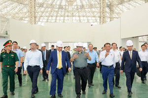 Tỷ phú Phạm Nhật Vượng nhận 'mệnh lệnh' từ Thủ tướng tại đại công trường dự án Top 10 thế giới
