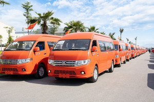 Hãng xe Việt Kim Long Motor vừa bàn giao 50 ô tô loại 16 chỗ, cam kết ăn xăng chỉ khoảng 8 lít/100km