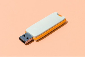 Tưởng chỉ để trang trí, hóa ra hai lỗ trên USB lại có tác dụng cực kỳ quan trọng