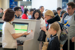 Vụ nữ du khách bị xé thẻ lên tàu bay: 4 thứ để ngăn 'nhân bản' hành vi xấu