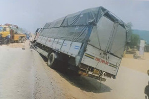 Công an kêu gọi ai biết thông tin về xe mang biển số 29H-799.69 liên hệ ngay với Điều tra viên Đặng Nguyên Phú qua SĐT 093.777.4343
