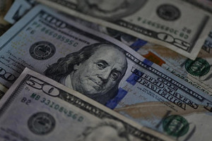 Áp lực tài khóa và tín hiệu từ Fed kéo USD xuống đáy hai tuần, yen Nhật hưởng lợi