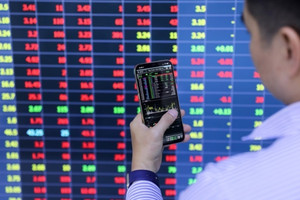 VN-Index đảo chiều mất hơn 9 điểm vì lo ngại thuế quan, nhà đầu tư có nên tháo chạy?