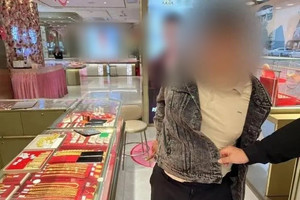 Ông Hoàng đến tiệm vàng mua 9kg vàng, sau khi thanh toán bằng thẻ ngân hàng, chủ tiệm lập tức báo cảnh sát