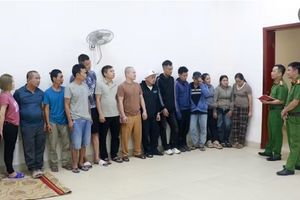 Bắt 17 người đánh bạc trong rừng sâu