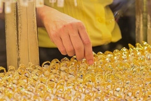 Giá vàng bật tăng mạnh, lập đỉnh 2 tuần khi lo ngại nợ công Mỹ leo thang và USD suy yếu