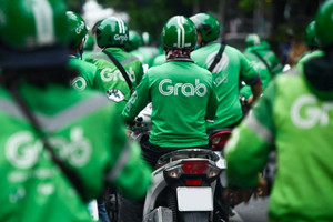 Phẫn nộ vì bị trừ 20% thu nhập, tài xế Grab và Gojek đồng loạt biểu tình