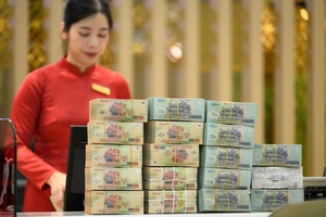 Lý do tiền ùn ùn đổ vào ngân hàng bất chấp lãi suất giảm mạnh