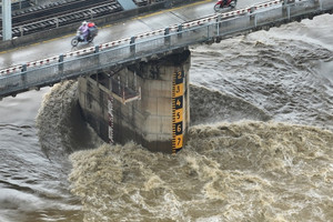 Thủ tướng: Tuyệt đối không để gián đoạn trong ứng phó mưa lũ khi kết thúc cấp huyện