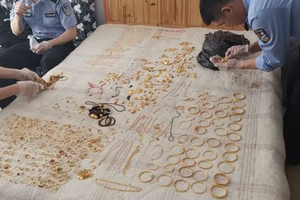 Khám xét nhà dân, tịch thu gần 5kg vàng gồm nhẫn, vòng tay, dây chuyền...
